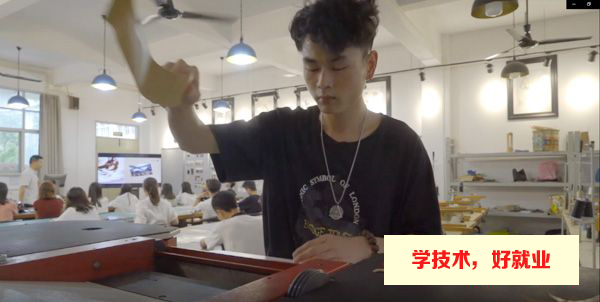 廣州白云工商技師學(xué)院皮具設(shè)計實訓(xùn)場室