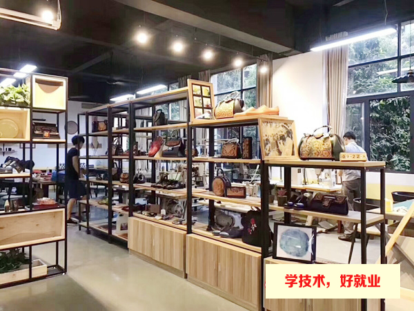 學皮具設計有什么出路呢？月入過萬不是夢