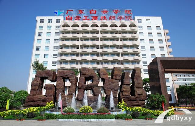 3十2學校一年學費多少錢（不同的城市學費可能有所不同）